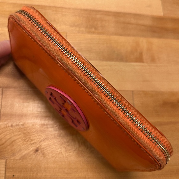 Tory Burch Zip Continental wallet Orange patent leather w/pink leather moniker - Picture 5 of 14